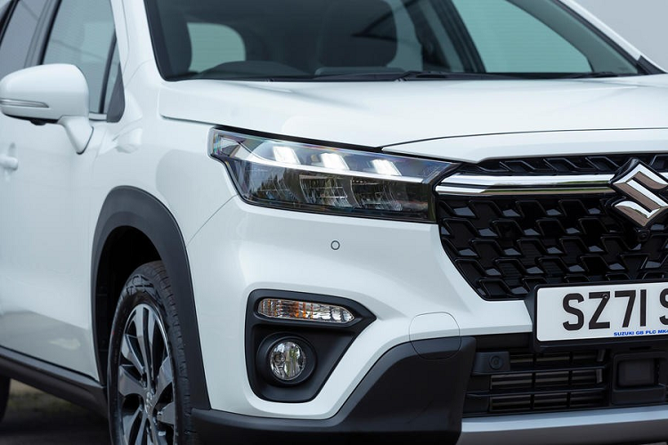 Ngoài ra, mẫu SUV cỡ B này còn có cản trước "cơ bắp" hơn và hốc gió trung tâm hình chữ nhật, đi kèm ốp màu bạc bên dưới. Thêm vào đó là đèn sương mù trước hình tròn và đèn báo rẽ nằm ngang đặt trong cùng một hốc ở hai góc của cản trước.