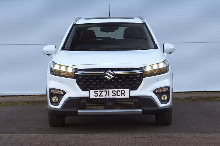 Trái với kích thước, thiết kế của Suzuki SX4 S-Cross 2022 mới lại được làm mới đáng kể, theo phong cách hiện đại và đẹp mắt hơn. Đúng như hình ảnh rò rỉ từ trước đó, mẫu SUV cỡ B này sở hữu thiết kế đầu xe thẳng đứng hơn trước và trông khá giống với Suzuki XL7 hiện đang bán tại Việt Nam.