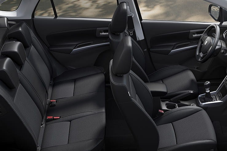 Tại thị trường châu Âu, Suzuki SX4 S-Cross 2022 được chia thành 2 phiên bản là Motion và Ultra. Ở bản Motion, xe được trang bị màn hình thông tin giải trí dạng cảm ứng 7 inch, sưởi ghế trước, hệ thống điều hòa tự động 2 vùng và mở cửa không cần chìa khóa tiêu chuẩn. Trong khi đó, bản Ultra có thêm màn hình thông tin giải trí dạng cảm ứng 9 inch, hệ thống định vị vệ tinh, ghế bọc da, cửa sổ trời toàn cảnh Panorama và camera 360 độ.