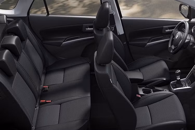 Tại thị trường châu Âu, Suzuki SX4 S-Cross 2022 được chia thành 2 phiên bản là Motion và Ultra. Ở bản Motion, xe được trang bị màn hình thông tin giải trí dạng cảm ứng 7 inch, sưởi ghế trước, hệ thống điều hòa tự động 2 vùng và mở cửa không cần chìa khóa tiêu chuẩn. Trong khi đó, bản Ultra có thêm màn hình thông tin giải trí dạng cảm ứng 9 inch, hệ thống định vị vệ tinh, ghế bọc da, cửa sổ trời toàn cảnh Panorama và camera 360 độ.