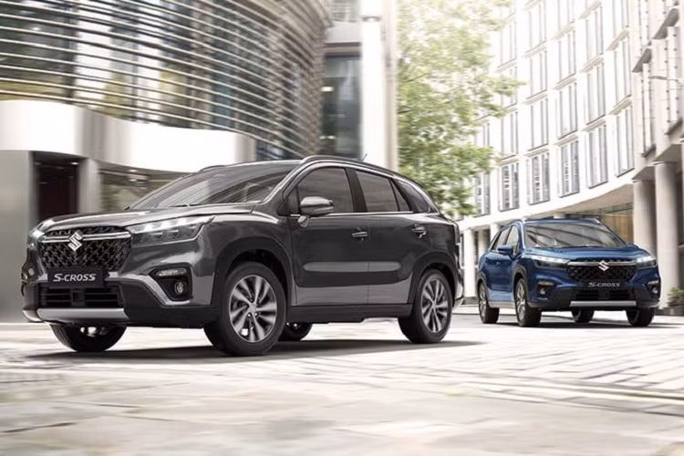 Không chỉ đẹp mã hơn, Suzuki SX4 S-Cross 2022 còn có những trang bị an toàn đầy đủ hơn với hệ thống kiểm soát hành trình thích ứng, cảm biến đỗ xe trước/sau, cảnh báo chệch làn đường, nhận diện biển báo giao thông và phát hiện điểm mù.