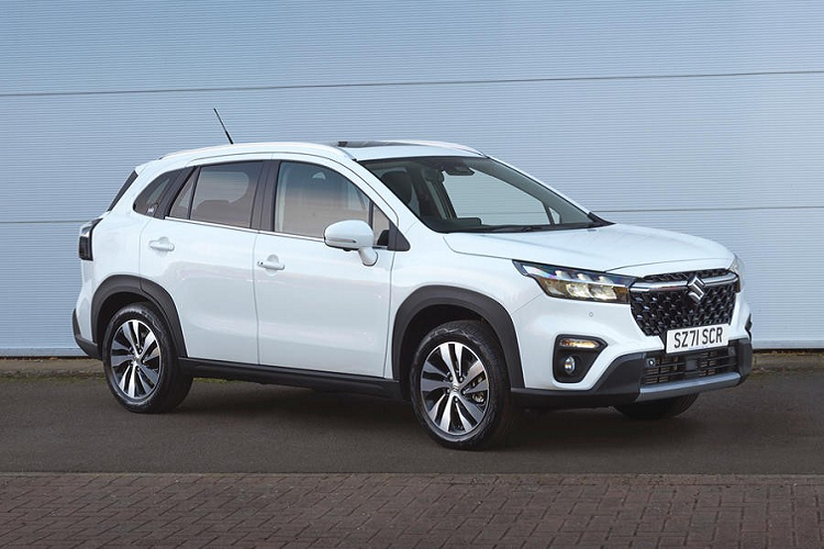 Bên sườn, Suzuki SX4 S-Cross 2022 được trang bị đường vai xe mạnh mẽ, nẹp nhựa màu đen bao quanh hốc bánh và nóc dốc dần về phía sau. Tùy phiên bản, xe sẽ có nẹp màu bạc bên dưới cửa và vành hợp kim 17 inch. Trong khi đó, gương ngoại thất của xe được chuyển xuống cửa, mang đến thiết kế khí động lực học tốt hơn. Tương tự đầu xe, thiết kế đằng sau của mẫu xe này cũng được làm mới với cụm đèn hậu nối liền với nhau bằng ốp màu đen và nẹp mạ crôm ở giữa.