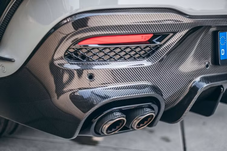 Theo Brabus, siêu SUV GLE Coupe 900 Rocket Edition chỉ cần 3,2 giây để gia tốc từ 0-100 km/h. Kết hợp với tốc độ tối đa 330 km/h, mẫu xe này nhanh hơn (ít nhất là trên lý thuyết) những siêu SUV đáng gờm khác như Bentley Bentayga Speed, Lamborghini Urus, Porsche Cayenne Turbo GT, và gần như mọi mẫu SUV hiệu suất cao chính hãng khác trên thị trường.