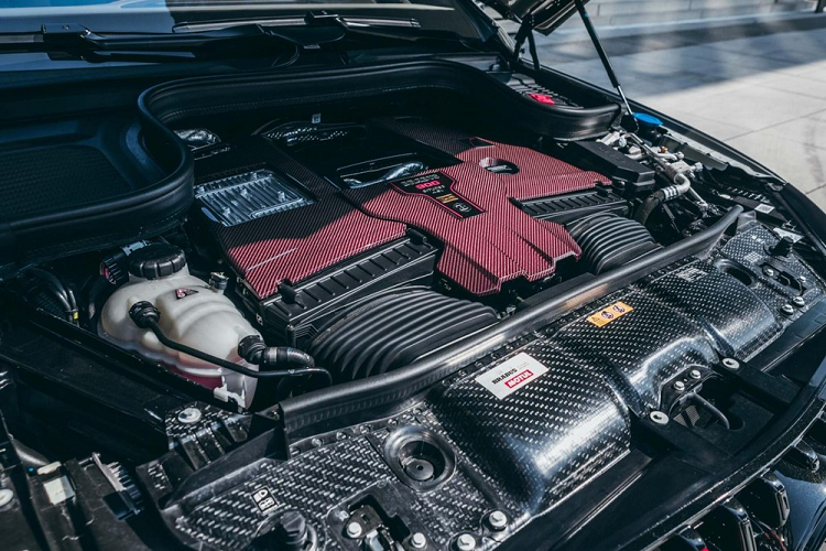 Bắt đầu với động cơ, khối động cơ V8 tăng áp kép đã được tăng dung tích lên thành 4.407 cc – tăng từ 3.982 cc. Các trang bị độ bao gồm bộ tăng áp mới, pít-tông lớn hơn, thanh pít-tông dài hơn, trục khuỷu dạng phôi, máy bơm áp suất cao, ống dẫn khí lớn hơn, và nhiều bản cập nhật phần mềm khác nhau.