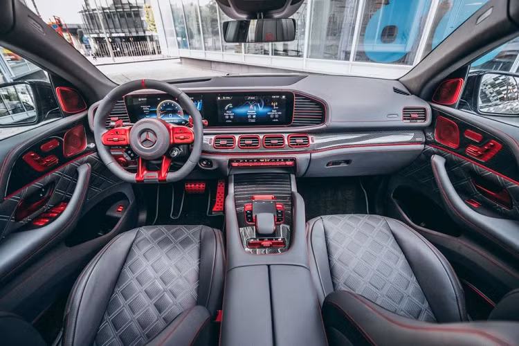 Tuy nhiên, để đạt được điều đó, bạn cần lắp đặt chiếc xe với bộ la-zăng Brabus Monoblock Y “Platinum Edition” cỡ 23 inch, bọc trong lốp Continental (295/30 ZR23 phía trước và 335/30 ZR23 phía sau) chứ không phải bộ la-zăng Brabus Monoblock Z “Platinum Edition” đi kèm với phanh đĩa carbon lộ như trong hình ở đây.