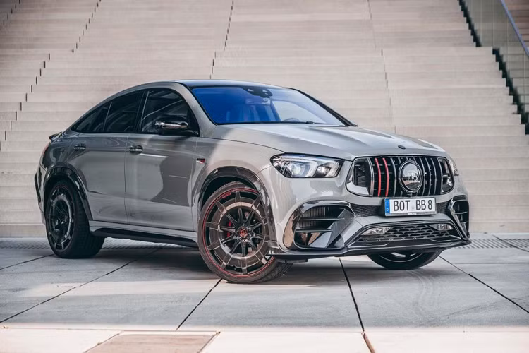 Công ty độ xe nổi tiếng Brabus đã chính thức giới thiệu sản phẩm Mercedes-AMG GLE 63 S Coupe 900 Rocket Edition tại sự kiện Monaco Yacht Show 2021, và tự hào tuyên bố đây là “mẫu SUV hợp pháp đi đường nhanh nhất trên thế giới” với tốc độ tối đa 330 km/h.