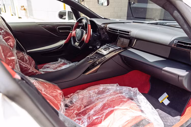 Tình trang cabin vẫn còn mới, những trang bị tiện nghi có trên chiếc Lexus LFA này gồm định vị vệ tinh, cổng USB, camera lùi, ghế có chức năng sưởi. Hệ thống âm thanh trên xe đã được nâng cấp.