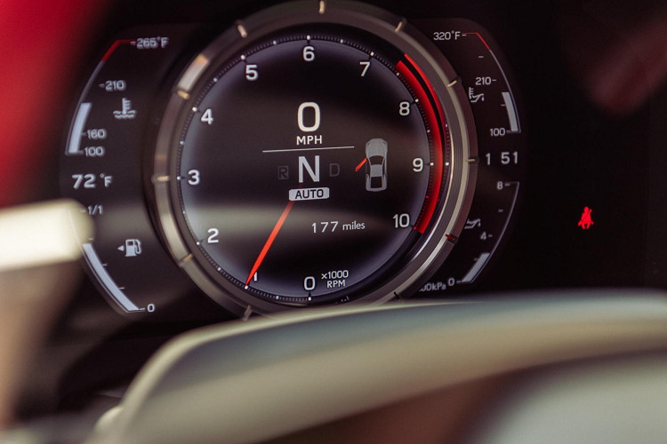 Một trong số đó đang được bán đấu giá. Siêu xe Lexus LFA gần 10 năm tuổi này thuộc đời 2012, mang mã số 376/500, tình trạng vẫn còn như mới với ODO chỉ 285 km.