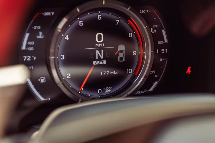 Một trong số đó đang được bán đấu giá. Siêu xe Lexus LFA gần 10 năm tuổi này thuộc đời 2012, mang mã số 376/500, tình trạng vẫn còn như mới với ODO chỉ 285 km.