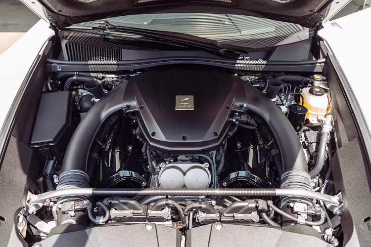 Lexus LFA được trang bị động cơ V10 4.8L hút khí tự nhiên, công suất 553 mã lực và mô-men xoắn 480 Nm. Sức mạnh được truyền tới bánh sau thông qua hộp số tự động 7 cấp, lẫy chuyển số sau vô lăng.