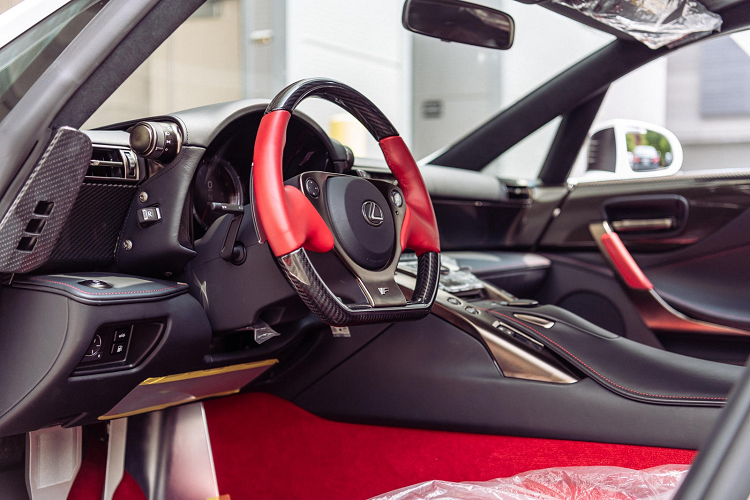 Bên trong, nội thất được phối 2 tone màu đỏ - đen thể thao. Ghế bọc da màu đỏ, bản taplo và tapi cửa có màu đen, kết hợp với các đường chỉ khâu tương phản. Xe còn có nhiều chi tiết trang trí bằng sợi carbon và da Alcantara.