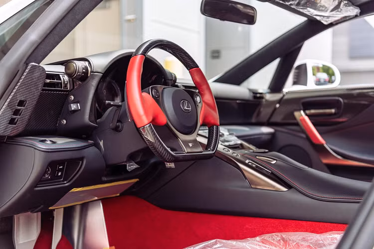 Bên trong, nội thất được phối 2 tone màu đỏ - đen thể thao. Ghế bọc da màu đỏ, bản taplo và tapi cửa có màu đen, kết hợp với các đường chỉ khâu tương phản. Xe còn có nhiều chi tiết trang trí bằng sợi carbon và da Alcantara.