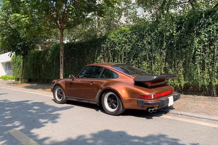 Chiếc xe thể thao Porsche 930 Turbo mới bị bắt gặp xuất hiện tại Sài thành được trang bị động cơ 6 xy-lanh, dung tích 3.3 lít, tăng áp, sản sinh ra công suất tối đa 282 mã lực tại vòng tua máy 5.500 vòng/phút và mô-men xoắn cực đại 412 Nm tại vòng tua 4.000 vòng/phút.
