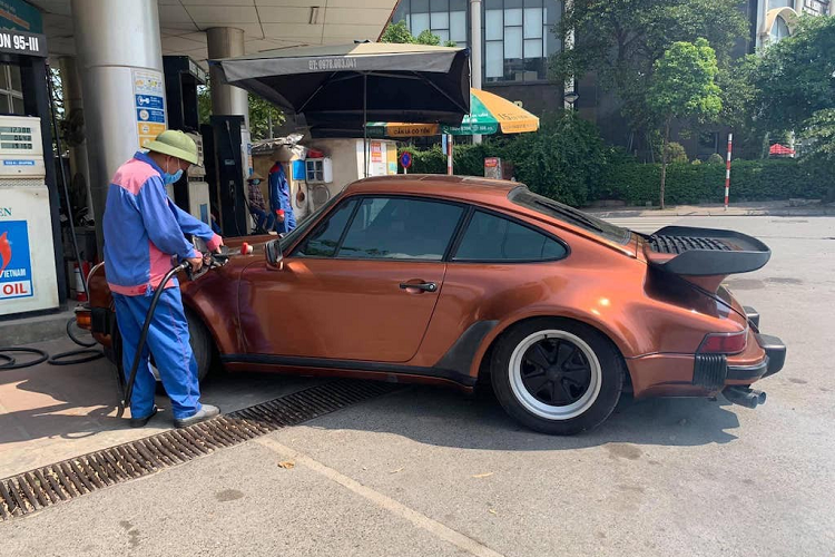 Sức mạnh trên giúp Porsche 930 Turbo tăng tốc từ vị trí xuất phát lên 100 km/h chỉ mất thời gian khoảng 4,6 giây. Tốc độ tối đa ghi nhận được của mẫu xe này là 250 km/h. Trong khi đó, nếu Porsche 930 Turbo tại thị trường châu Âu sẽ có tốc độ tối đa lên đến 278 km/h. Những chiếc Porsche 930 Turbo là niềm cảm hứng độ xe cho các tay chơi với bản độ của RUF hay RWB.