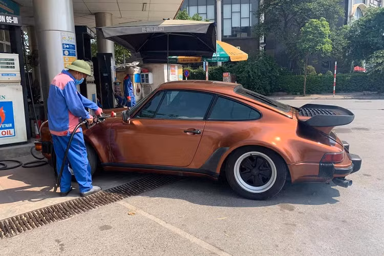 Sức mạnh trên giúp Porsche 930 Turbo tăng tốc từ vị trí xuất phát lên 100 km/h chỉ mất thời gian khoảng 4,6 giây. Tốc độ tối đa ghi nhận được của mẫu xe này là 250 km/h. Trong khi đó, nếu Porsche 930 Turbo tại thị trường châu Âu sẽ có tốc độ tối đa lên đến 278 km/h. Những chiếc Porsche 930 Turbo là niềm cảm hứng độ xe cho các tay chơi với bản độ của RUF hay RWB.