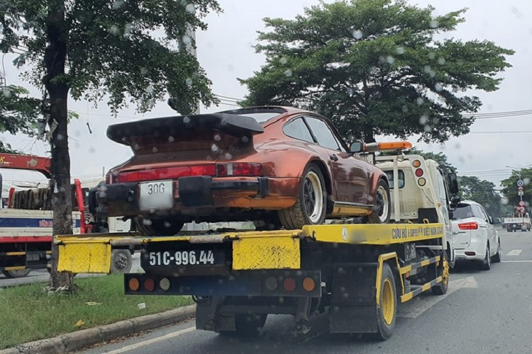 Mới đây, hình ảnh về một chiếc xe chuyên dụng vận chuyển theo mẫu xe Porsche 930 Turbo hàng hiếm xuất hiện trên đại lộ Nguyễn Văn Linh, quận 7, TP HCM đã thu hút không ít sự quan tâm của giới nhập xe trong nước cũng như các tay chơi xe Porsche. Đây được cho là 1 trong số 4 chiếc Porsche 930 Turbo được mang về Việt Nam nhưng lại là chiếc gây ấn tượng mạnh với màu sơn đồng rất cá tính, trước đó mang màu bạc.