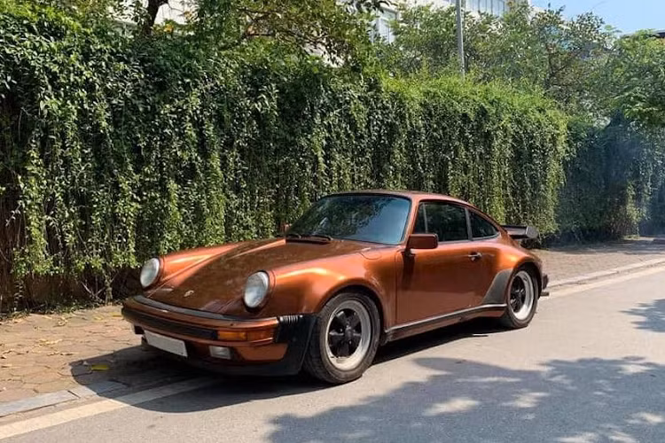 Theo tìm hiểu của chúng tôi, chiếc xe thể thao Porsche 930 Turbo này từng thuộc sở hữu của 1 người chuyên sưu tầm mua xe cổ nhưng tuổi đời còn khá trẻ, đây có thể là thế hệ 8X hiếm hoi tìm chơi các mẫu xe có thể xem như là bị lãng quên tại Việt Nam, và giá xe Porsche 930 Turbo hiện cũng đang là một ẩn số.