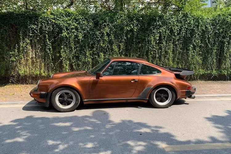 Porsche 930 Turbo được sản xuất từ năm 1975 đến năm 1989, mẫu xe này còn có tên gọi khác là Porsche 911 Turbo rất được các tay chơi xe sau này biết đến nhiều hơn. Lúc mới xuất hiện, Porsche 930 Turbo chính là mẫu xe nhanh nhất của hãng xe thể thao nước Đức.