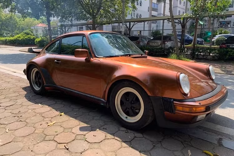 Ngoài màu sơn đồng, chiếc xe Porsche 930 Turbo mới vào Sài thành còn có các chi tiết sơn đen làm điểm nhấn, bộ mâm 5 chấu kép của xe sơn màu tối cùng viền ngoài mâm hoàn thành màu trắng. Mức giá bán của các mẫu xe Porsche 930 Turbo không được tiết lộ.