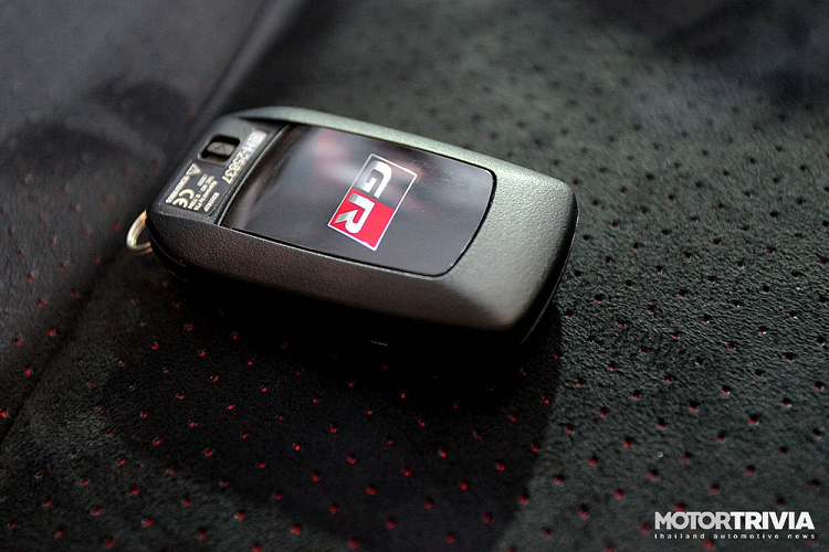 Về an toàn, Toyota Fortuner GR Sport tại Thái Lan có gói công nghệ Toyota Safety Sense, bao gồm hệ thống ngăn va chạm sớm, cảnh báo chệch làn đường, hệ thống kiểm soát hành trình dùng radar, phát hiện điểm mù và cảnh báo phương tiện cắt ngang khi lùi.