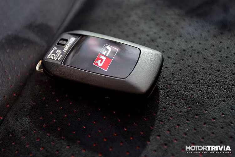 Về an toàn, Toyota Fortuner GR Sport tại Thái Lan có gói công nghệ Toyota Safety Sense, bao gồm hệ thống ngăn va chạm sớm, cảnh báo chệch làn đường, hệ thống kiểm soát hành trình dùng radar, phát hiện điểm mù và cảnh báo phương tiện cắt ngang khi lùi.