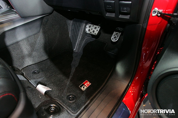 Chưa hết, Toyota Fortuner GR Sport ở Thái Lan còn được trang bị hệ thống treo xương đòn kép phía trước, hệ thống treo 4 liên kết đằng sau, phanh đĩa thông gió ở 4 bánh và cùm phanh màu đỏ, đi kèm logo "GR" như dấu hiệu nhận biết.