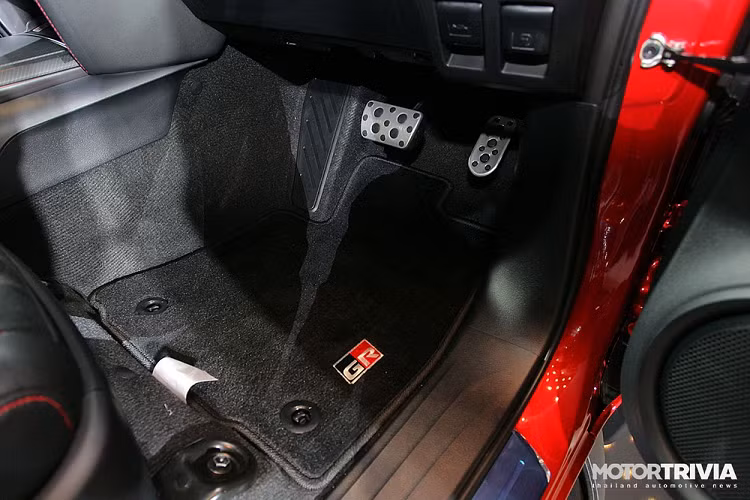 Chưa hết, Toyota Fortuner GR Sport ở Thái Lan còn được trang bị hệ thống treo xương đòn kép phía trước, hệ thống treo 4 liên kết đằng sau, phanh đĩa thông gió ở 4 bánh và cùm phanh màu đỏ, đi kèm logo "GR" như dấu hiệu nhận biết.