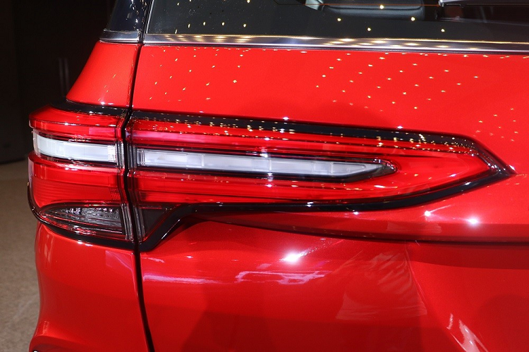 Giá xe Toyota Fortuner GR Sport 2021 mới tại thị trường Thái Lan khởi điểm từ 1,879 triệu Baht (khoảng 1,3 tỷ đồng). Dự kiến, xe sẽ bắt đầu có mặt tại các showroom ở Thái Lan từ ngày 17/9 tới đây.