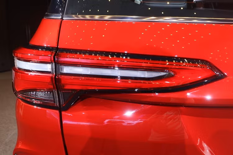 Giá xe Toyota Fortuner GR Sport 2021 mới tại thị trường Thái Lan khởi điểm từ 1,879 triệu Baht (khoảng 1,3 tỷ đồng). Dự kiến, xe sẽ bắt đầu có mặt tại các showroom ở Thái Lan từ ngày 17/9 tới đây.