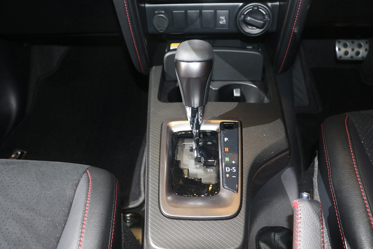 Những trang bị đáng chú ý khác của Toyota Fortuner GR Sport ở thị trường Thái Lan bao gồm bàn đạp bằng nhôm, logo "GR" trên nút bấm khởi động máy, khóa điều khiển từ xa và thảm sàn.