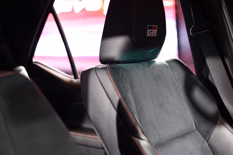 Trước mặt người lái xuất hiện vô lăng bọc da, tích hợp phím chức năng, đi kèm dấu đỏ ở hướng 12 giờ và logo "GR" bên dưới. Cụm điều khiển trung tâm có ốp màu bạc ám khói trong khi mặt táp-lô phía trước ghế phụ lái được bọc bằng da nhân tạo màu đen.