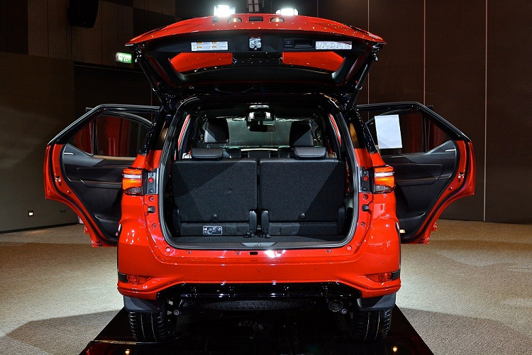 Khi mua Toyota Fortuner GR Sport, khách hàng Thái Lan có thể chọn 1 trong 3 màu sơn ngoại thất là đỏ, trắng và đen. Trong đó, màu đỏ và trắng đi kèm nóc màu đen tương phản.