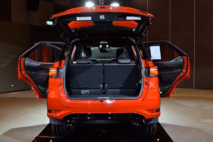 Khi mua Toyota Fortuner GR Sport, khách hàng Thái Lan có thể chọn 1 trong 3 màu sơn ngoại thất là đỏ, trắng và đen. Trong đó, màu đỏ và trắng đi kèm nóc màu đen tương phản.