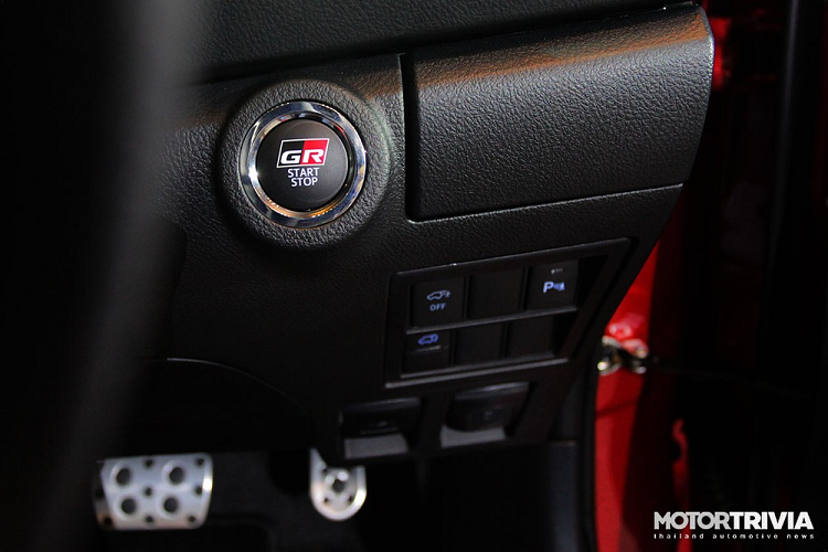 Khác với xe ở Indonesia, Toyota Fortuner GR Sport dành cho Thái Lan chỉ có 1 loại động cơ là máy dầu 4 xi-lanh, tăng áp, dung tích 2.8L, sản sinh công suất tối đa 204 mã lực và mô-men xoắn cực đại 500 Nm. Động cơ kết hợp với hệ dẫn động 4 bánh trong khi Toyota Fortuner GR Sport ở Indonesia chỉ có hệ dẫn động 1 cầu.