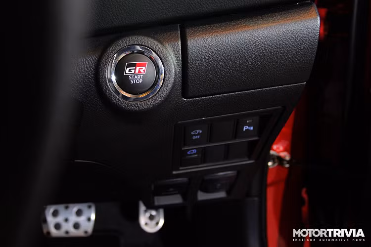 Khác với xe ở Indonesia, Toyota Fortuner GR Sport dành cho Thái Lan chỉ có 1 loại động cơ là máy dầu 4 xi-lanh, tăng áp, dung tích 2.8L, sản sinh công suất tối đa 204 mã lực và mô-men xoắn cực đại 500 Nm. Động cơ kết hợp với hệ dẫn động 4 bánh trong khi Toyota Fortuner GR Sport ở Indonesia chỉ có hệ dẫn động 1 cầu.