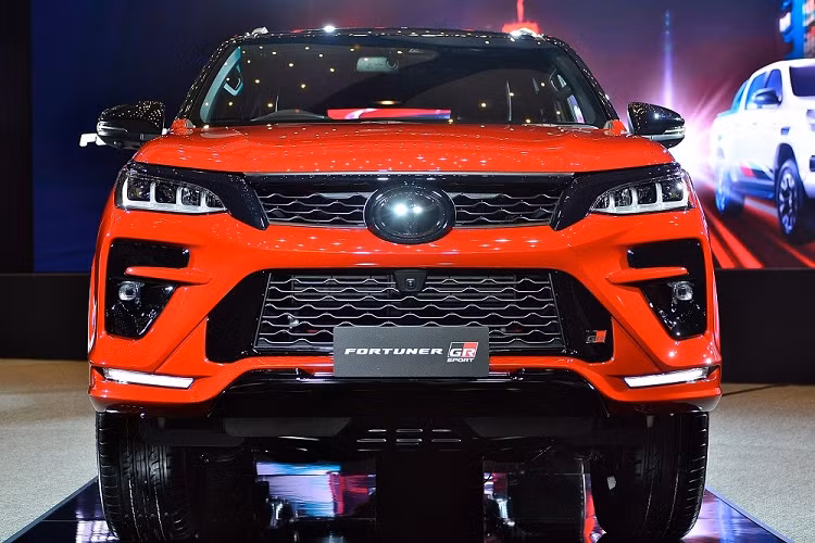 Lấy cảm hứng thiết kế từ xe đua của đội Toyota Gazoo Racing, Fortuner GR Sport dành cho thị trường Thái Lan có những chi tiết màu đen bóng mới ở lưới tản nhiệt dưới, cản trước và bao quanh đèn hậu. Thêm vào đó là hốc đèn sương mù thể thao hơn, gợi liên tưởng đến Toyota GR Yaris.