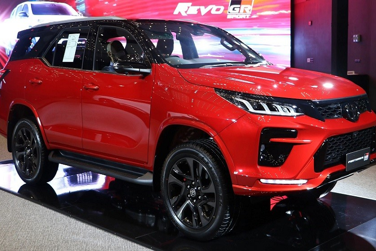 So với thị trường Indonesia, phiên bản ở Thái Lan có thiết kế khác biệt đáng kể, đặc biệt ở phần đầu xe. Nguyên nhân là do Toyota Fortuner GR Sport ở thị trường Thái Lan vốn được phát triển dựa trên phiên bản Legender. Trong khi đó, Toyota Fortuner Legender 2021 mới lại không được phân phối ở thị trường Indonesia.