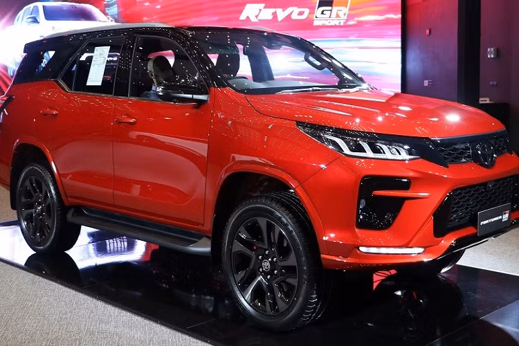 So với thị trường Indonesia, phiên bản ở Thái Lan có thiết kế khác biệt đáng kể, đặc biệt ở phần đầu xe. Nguyên nhân là do Toyota Fortuner GR Sport ở thị trường Thái Lan vốn được phát triển dựa trên phiên bản Legender. Trong khi đó, Toyota Fortuner Legender 2021 mới lại không được phân phối ở thị trường Indonesia.