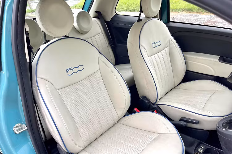 Ghế ngồi bọc da, hàng ghế sau quá nhỏ để có thể sử dụng thực tế. Nhìn chung, nội thất của Fiat 500 khá thân thiện với người dùng và chỉ lý tưởng để đi trong thành phố.