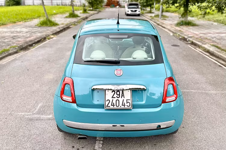 Mặc dù đã có tuổi gần 10 năm, nhưng chiếc Fiat 500 này vẫn duy trì được vẻ đẹp sang trọng, bền dáng ít lỗi thời, và mang một đẳng cấp khác biệt so với những chiếc xe hạng B phổ thông như Toyota Yaris hay Suzuki Swift.