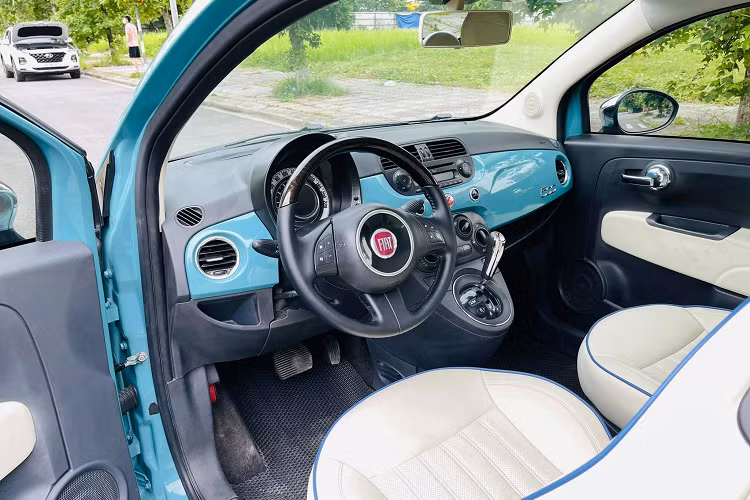 Nội thất Fiat 500 được thiết kế mang phong cách cổ điển tương tự như ngoại thất. Bảng táp-lô được sơn cùng màu với ngoại thất, đồng hồ tốc độ analog. 