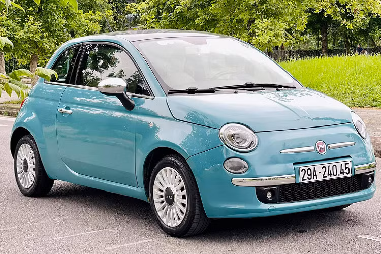 Bên cạnh thiết kế hấp dẫn, chiếc Fiat 500 tại Việt Nam trong bài viết này sở hữu kích thước (DxRxC) lần lượt: 3.546 x 1.627 x 1.488 mm. Nhờ đó, mẫu xe này phù hợp để di chuyển trong thành phố đông đúc, hay dễ tìm kiếm chỗ đậu xe lý tưởng.