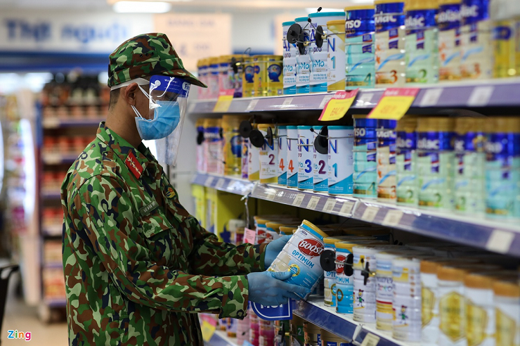 Lựa chọn sữa cho các bà bầu và trẻ em là nhiệm vụ tốn nhiều thời gian nhất vì hầu hết chiến sĩ chưa có kinh nghiệm với mặt hàng này. "Mua bỉm sữa hay băng vệ sinh tôi đâu ngại. Giúp đỡ được bà con trong lúc khó khăn là niềm vui, nghĩa cử cao đẹp và trách nhiệm của người lính", chiến sĩ Võ Văn Đạt nói.