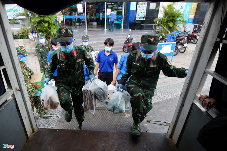 Từ ngày 23/8, tất cả hoạt động cung ứng, phân phối hàng hóa cho người dân được thực hiện qua phương thức "đi chợ hộ". Tổ hậu cần, tổ Covid-19 cộng đồng, các lực lượng tình nguyện, công an, quân đội được tăng cường tại địa phương sẽ tham gia đi chợ hộ với tần suất 1 lần/tuần và tổ chức phân phối trực tiếp đến từng hộ dân (có trả tiền).