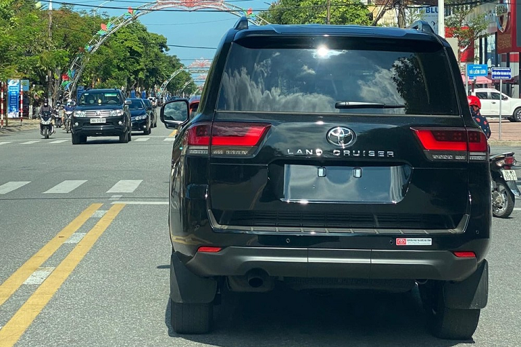 Thậm chí, nhiều cư dân mạng còn tò mò không rõ là chủ xe Toyota Land Cruiser 2022 biển tứ quý 8 ở tỉnh Hà Tĩnh đã "rửa tay" bằng gì mà bốc được biển số siêu đẹp, khiến không ít người thèm thuồng và cho rằng rất hiếm để bấm được các loại biển số tứ quý.