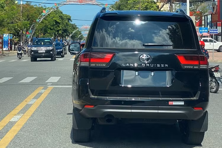 Toyota Land Cruiser 2022 hon 4 ty tai Ha Tinh trung bien 