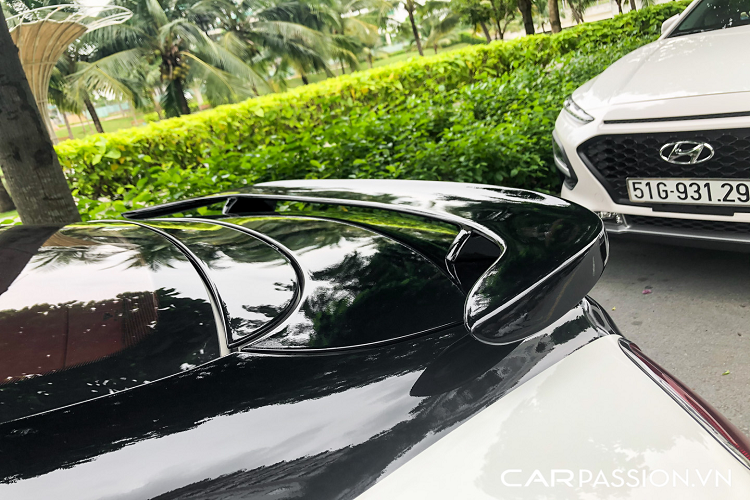 Những dấu ấn của Bentley Continental GT độ Hamann Imperator bắt đầu từ phần cản trước được thay mới hoàn toàn. So với thiết kế có phần tròn trịa nguyên bản, chi tiết của Hamann có tạo hình hầm hố hơn khá rõ rệt và được nhấn mạnh ở các khe hút gió dạng tầng độc đáo.