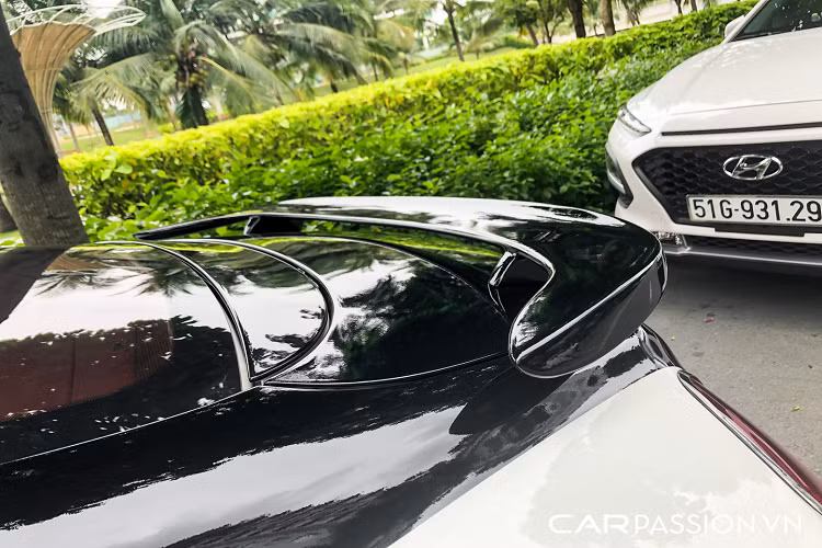 Những dấu ấn của Bentley Continental GT độ Hamann Imperator bắt đầu từ phần cản trước được thay mới hoàn toàn. So với thiết kế có phần tròn trịa nguyên bản, chi tiết của Hamann có tạo hình hầm hố hơn khá rõ rệt và được nhấn mạnh ở các khe hút gió dạng tầng độc đáo.