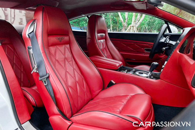 Chiếc Bentley Continental GT đời 2004 này và từng có thời gian dài nằm trong bộ sưu tập của một người chơi xe kín tiếng tại Sài Gòn trước khi được bán lại cho chủ nhân mới. Xe sở hữu lớp sơn trắng muốt đầy tinh tế nhưng đã được chủ nhân phối lại theo phong cách dual-tone bằng phương pháp dán decal với hai tông màu trắng-đen. Thân xe được bổ sung thêm phần ốp sườn từ gói độ Imperator để tạo một cái nhìn cứng cáp hơn cho chiếc Continental GT.