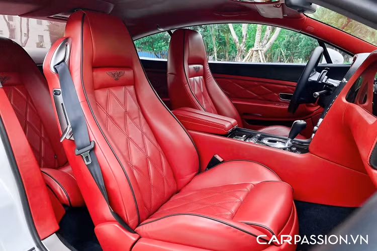 Chiếc Bentley Continental GT đời 2004 này và từng có thời gian dài nằm trong bộ sưu tập của một người chơi xe kín tiếng tại Sài Gòn trước khi được bán lại cho chủ nhân mới. Xe sở hữu lớp sơn trắng muốt đầy tinh tế nhưng đã được chủ nhân phối lại theo phong cách dual-tone bằng phương pháp dán decal với hai tông màu trắng-đen. Thân xe được bổ sung thêm phần ốp sườn từ gói độ Imperator để tạo một cái nhìn cứng cáp hơn cho chiếc Continental GT.